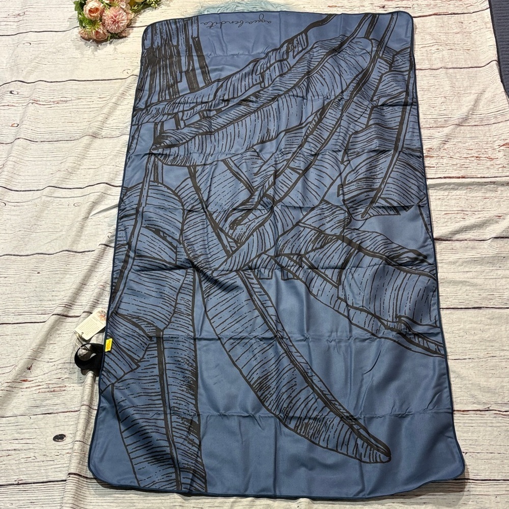 NWT Agua Bendita Adam Navy Leaf Tropical Beach Towel